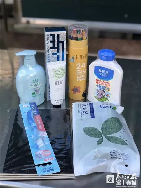 东川晓光小学学生获赠日用品，爱心物资温暖学子心
